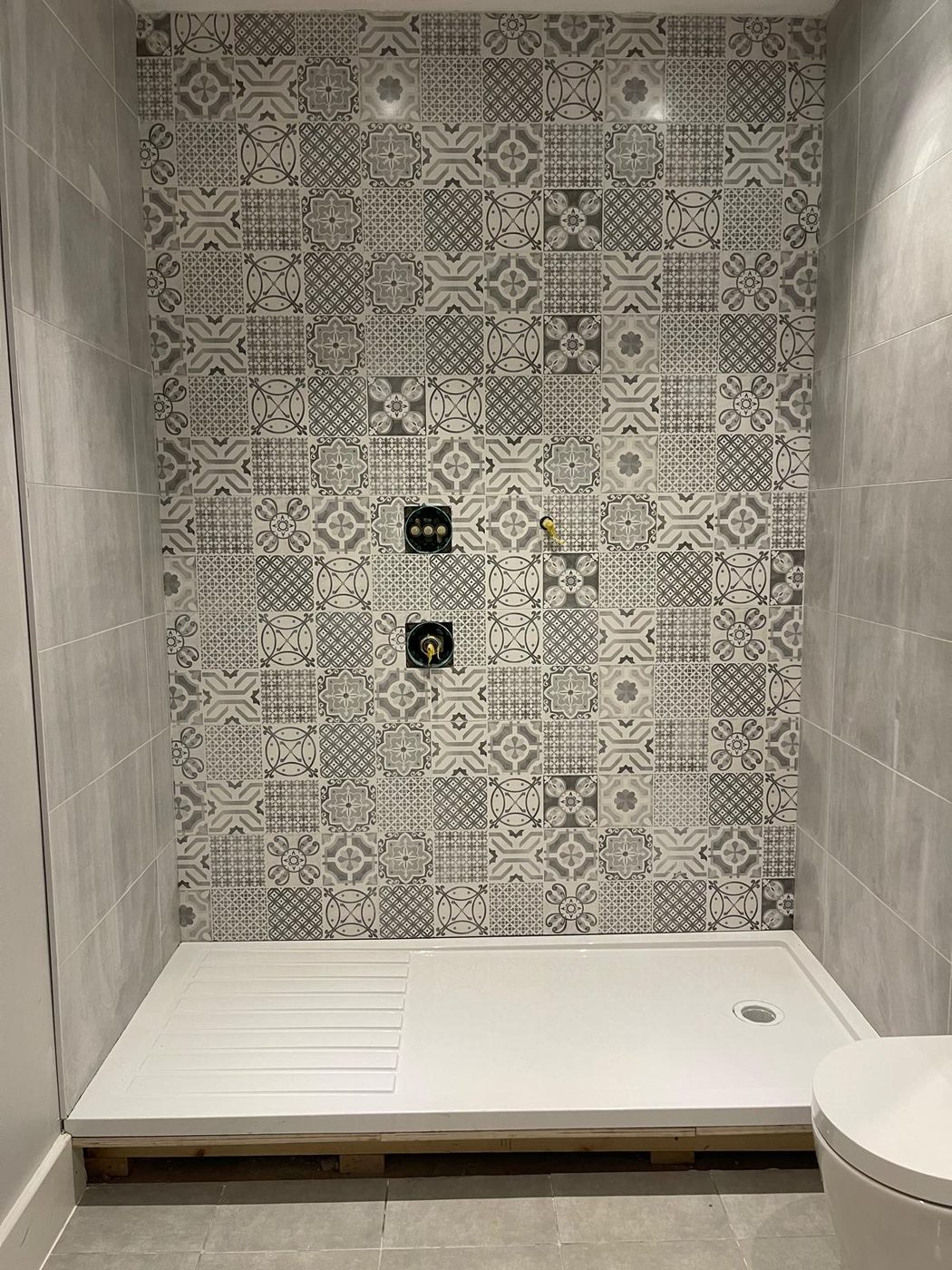 New shower tray with patterned feature tiling
